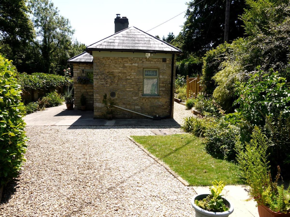 סירנססטר Cosy Stone Cottage, The Bungalow Perrotts Brook מראה חיצוני תמונה