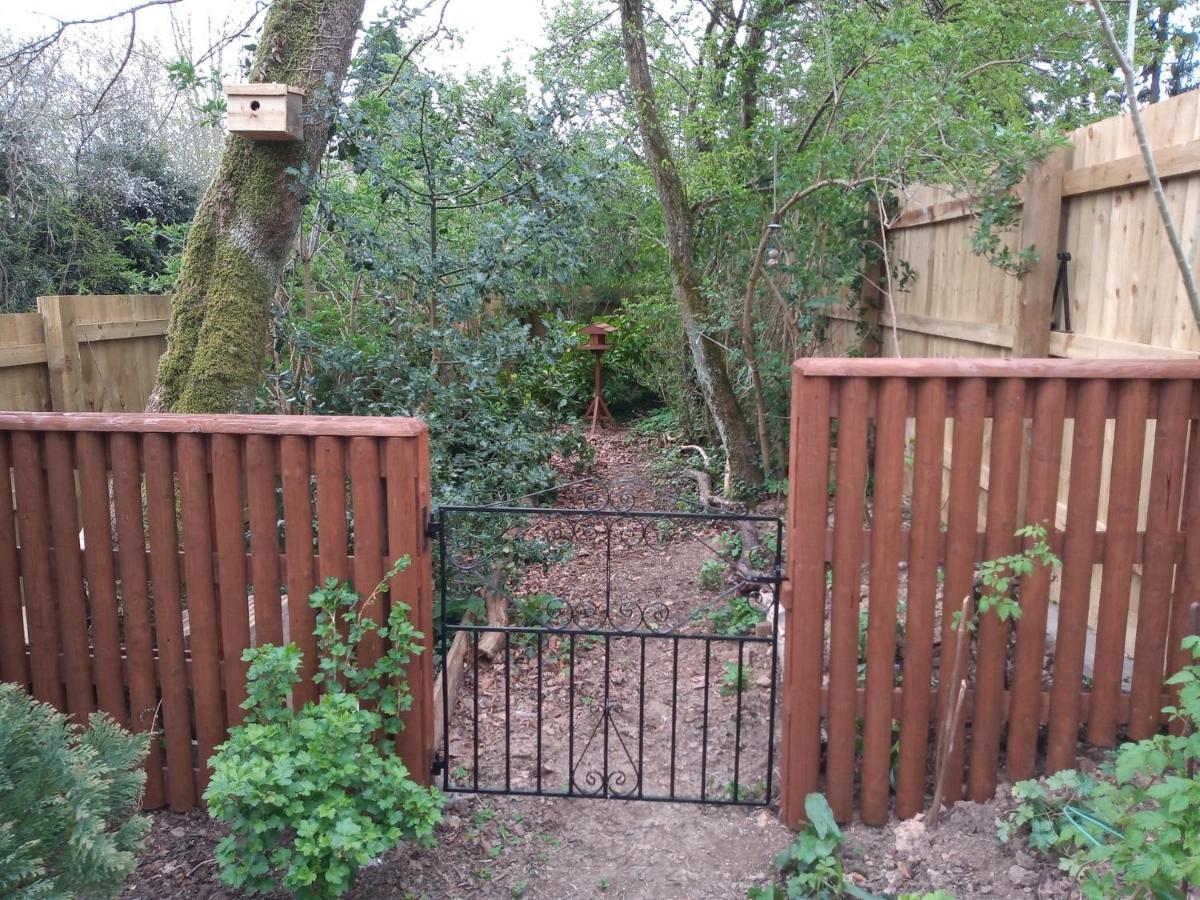 סירנססטר Cosy Stone Cottage, The Bungalow Perrotts Brook מראה חיצוני תמונה