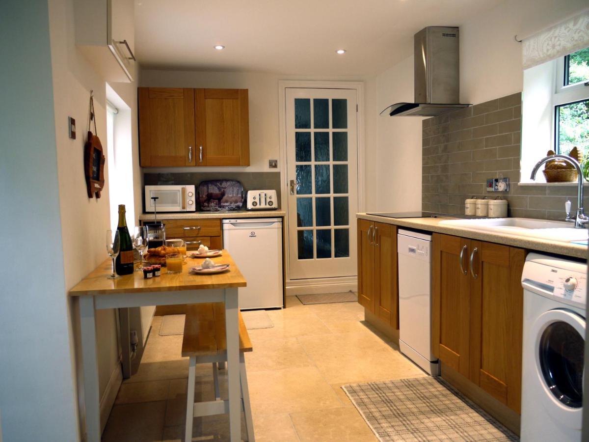 סירנססטר Cosy Stone Cottage, The Bungalow Perrotts Brook מראה חיצוני תמונה